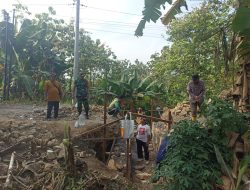 Babinsa Juwangi Bersama Warga Gotong Royong Perbaiki Gorong-Gorong Demi Kelancaran Irigasi