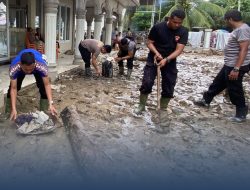 Kapolres Lhokseumawe Kerahkan Personel Bersihkan Meunasah Terdampak Banjir di Blang Peuria