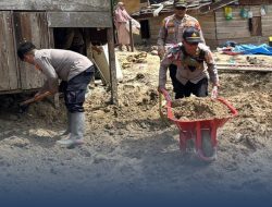 Akses Jalan Baru Bisa Dilalui, Personel Polres Aceh Tenggara Sigap Bersihkan Rumah Warga Pasca Banjir di Desa Lawe Kelabu