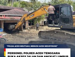 Personel Polres Aceh Tenggara Buka Akses Jalan dan Angkat Lumpur dengan Alat Berat Pasca Banjir