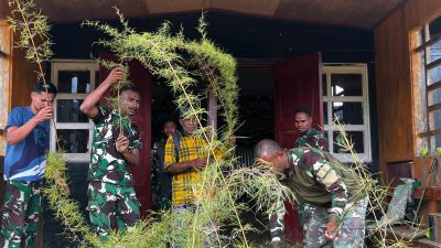 Pos Mimin Satgas Yonif 751/VJS Bangun Pondok Natal Meriah: Cahaya Harapan Menyala di Tengah Pegunungan