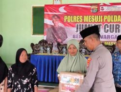 Polres Mesuji Gelar Jumat Curhat dan Bakti Polri, Bagikan Sembako untuk Warga Desa Sido Mulyo