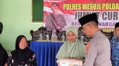 Polres Mesuji Gelar Jumat Curhat dan Bakti Polri, Bagikan Sembako untuk Warga Desa Sido Mulyo