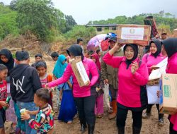 Lewati Jalanan Berlumpur, Personel Polres Bener Meriah dan Ibu-ibu Bhayangkari Terobos Desa Terisolir Demi Antar Bantuan Kemanusiaan untuk Korban Banjir