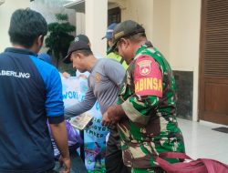 Babinsa Joyotakan dan Staf Kelurahan Kerja Bakti Bersama