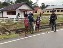 Sambut Perayaan Hari Natal, Satgas Pamtas Kewilayahan RI-PNG Yonif 410/Alugoro Bersama Masyarakat Laksanakan Gotong Royong