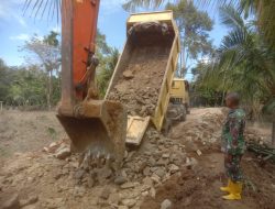 Sinergi TNI dan Warga, Anggota Koramil 06/Smd Tinjau Perbaikan Tanggul Sungai Krueng Pase