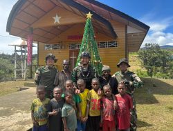 Pos Serambakon Satgas Yonif 751/VJS Dirikan Pohon Natal di Gereja Wanbakon Sambut Perayaan Natal