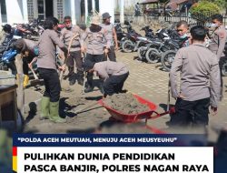 Personel Polres Nagan Raya Kembali Laksanakan Baksos Pasca Banjir di Kecamatan Darul Makmur