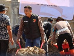 Personel Polres Aceh Tengah bersama TNI Koramil Silih Nara, Polsek Silih Nara dan masyarakat kembali melaksanakan kegiatan gotong royong pembersihan fasilitas umum pascabencana alam
