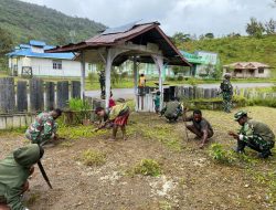 Babinsa Desa Pojok Dampingi Petani Siapkan Bibit Padi