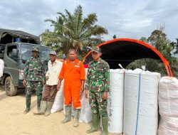 Koramil 29/Langkahan Kawal Penyaluran Bantuan BNPB ke Dua Desa Terdampak Banjir