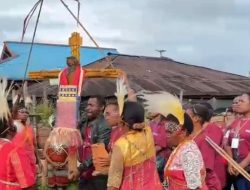 Pos Konja Mengikuti Prosesi Penjemputan Salib Indonesia Youth Day di Gereja Santo Yohanes Rasul Konja