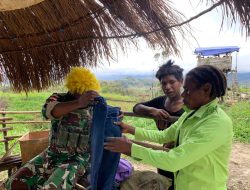 Pos Parim Satgas Yonif 751/VJS menyambut Natal dengan membagikan Pakaian kepada Masyarakat
