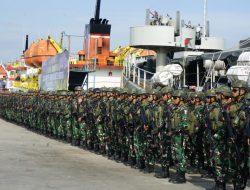Danrem 143/HO Pimpin Upacara Pengantaran Satgas Pamtas RI–PNG Mobile Yonif 725/Woroagi
