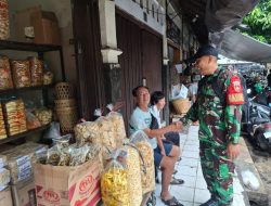 Jelang Nataru Babinsa Danukusuman Cek Harga Sembako Pasar Tradisional