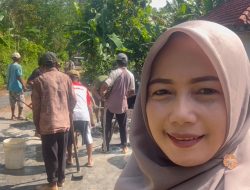 Kepala Desa Tlogosari Lilik Rahayu Berbaur dengan Warga Dusun Krajan dalam Kerja Bakti Perbaikan Jalan