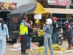 Personel Polsek Mempawah Hulu Pantau Situasi Pasar Karangan Jelang Pergantian Tahun Baru