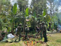 Budaya Bakar Batu Satgas Yonif 521/DY Menghadiri Acara Menyambut Tahun Baru Bersama Masyarakat Papua