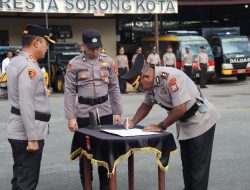 Kapolresta Sorong Kota Pimpin Upacara Penyerahan Jabatan Wakapolresta dan Kenaikan Pangkat 77 Personel