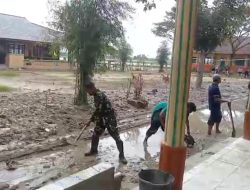 Gotong royong Pasca Banjir, TNI, Guru, Dan Mahasiswa Bersihkan Madrasah Aliyah Negeri 6 Aceh Utara