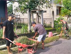 Wujud Nyata Kemanunggalan TNI Dengan Rakyat, Babinsa Dan Masyarakat Lakukan Pembersihan Lingkungan