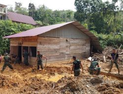 Satgas Gulbencal Kodam I/BB Bersihkan Rumah Warga Terdampak Longsor di Bonan Dolok