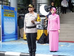 Tradisi Pedang Pora Iringi Purna Tugas Personel Polres Metro Jakarta Barat