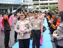 Tradisi Pedang Pora Iringi Purna Tugas Personel Polres Metro Jakarta Barat
