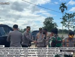 Kapolres Pidie Salurkan Bantuan Banjir dari Alumni Akpol 2005 Tathya Dharaka ke Lokasi Dapur Umum Masyarakat Yang Terdampak Banjir yang berada di Gampong Puuk Kecamatan Kembang Tanjung