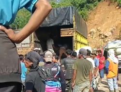 Personel Polsubsektor Gajah Putih Amankan Logistik di Jembatan