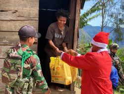 Pos Bulangkop Satgas Yonif 751/VJS Bagikan Bingkisan Natal di Kampung Bulangkop, Warga Sambut Penuh Sukacita