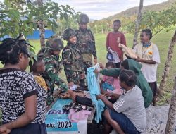 Binter Peduli Sesama Satgas Yonif 521/DY Bagikan Sargal Pakaian Layak untuk Masyarakat Distrik Kobakma