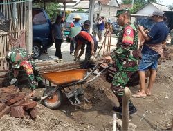 Wujud Manunggal Dengan Rakyat, Babinsa Desa Pikatan Bantu Bangun Rumah Warga Binaannya