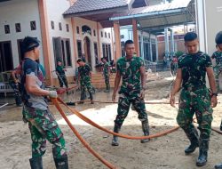 Aksi Babinsa Koramil 29/LKH dan Yon Zipur Bersihkan Dayah Nurul Huda Pasca Banjir