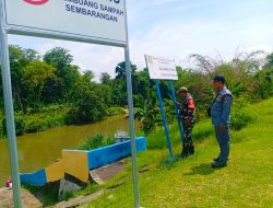 Antisipasi Banjir, Babinsa Joyotakan Patroli Cek Debit Pintu Air Plalan