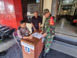 Wujudkan Keakraban Dengan Warganya, Babinsa Tipes komsos Dengan Scurity Universitas Duta Bangsa