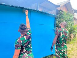 Pos Parim Satgas Yonif 751/VJS Bantu Perbaiki Rumah Warga di Kampung Kakopom, Ringankan Beban, Perkuat Kemanunggalan