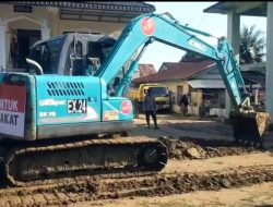 Kapolri Kirim Alat Berat, Polres Pidie Bersama Warga Bersihkan Lumpur Pascabanjir