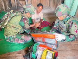 Siap Sigap Satgas Yonif 521/DY Memberikan Pertolongan Warga Korban Luka Parang Saat Berkebun