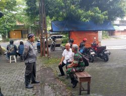 Babinsa Kratonan komsos dengan Tokoh masyarakat