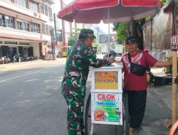 Motivasi Pelaku UMKM, Babinsa Kemlayan Beri Dukungan Kepada Penjual Cilok