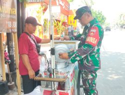 Motivasi Pelaku UMKM, Babinsa Kemlayan Beri Dukungan Kepada Penjual Cilok