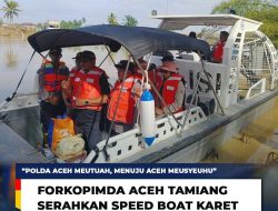 Forkopimda Kabupaten Aceh Tamiang Menyerahkan Bantuan Speed Boat Karet Milik BNPB Serta Paket Sembako kepada Warga Desa Lubuk Sidup