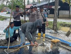 Polres Nagan Raya Bersihkan TPA Babul Jannah Pascabanjir dan Bangun Sumur Bor Bantu Kebutuhan Air Bersih
