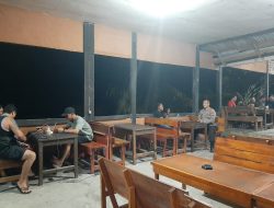 Suasana Akrab Patroli Malam Polisi di Tengah Warga Mandor Yang Sedang Duduk Santai