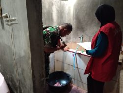 Wujudkan Lingkungan Sehat dan Bebas DBD, Babinsa Koramil Nogosari cek Jentik Nyamuk
