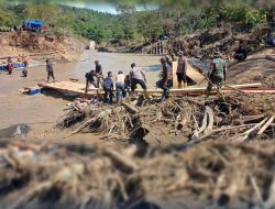 Polsek Linge bersinergi dengan BKO Brimob Polda Aceh, TNI, relawan, dan masyarakat membantu membangun jembatan darurat