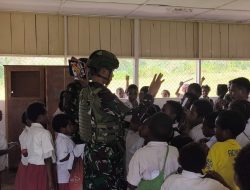 Anak Papua Cerdas Satgas Yonif 521/DY Bagikan Buku dan Alat Tulis Membangun Generasi anak-anak di Papua