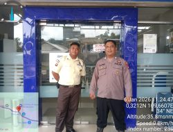 Dibawah Terik Matahari, Polisi Tetap Humanis Sapa Warga Saat Patroli Siang
